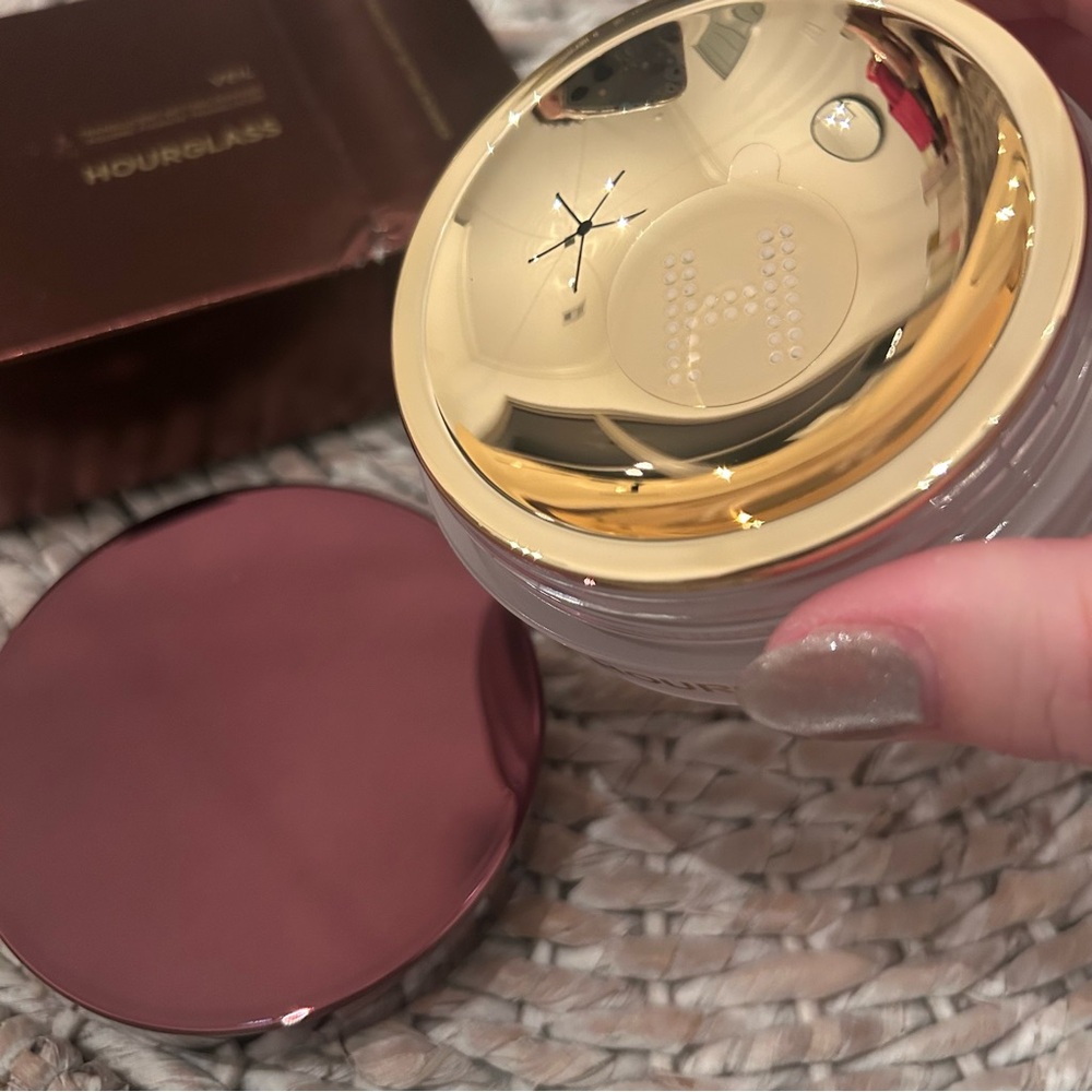 New Hourglass Veil Translucent Setting Powder - Picture 3 of 3